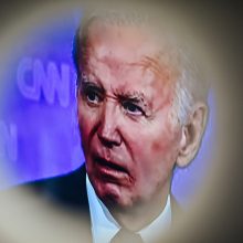 JAV apžvalgininkus šokiravo „skausmingas“ J. Bideno pasirodymas per debatus