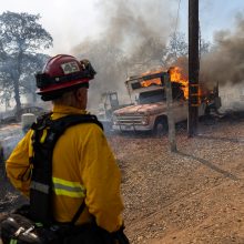 Dėl Kalifornijoje siautėjančių gaisrų tūkstančiams žmonių liepta evakuotis