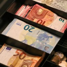 Euro zonos gamintojų kainos mažėjo13-ą mėnesį iš eilės