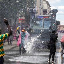 Kenijoje vyksta masiniai protestai, policija naudoja kovinius šaudmenis