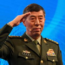 Buvęs Kinijos gynybos ministras pašalintas iš valdančiosios Komunistų partijos