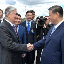 Xi Jinpingas atvyko į Kazachstaną valstybinio vizito