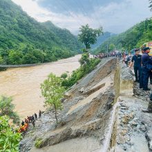 Nepale nuošliaužai nuo greitkelio nušlavus du autobusus, dingo 63 žmonės