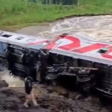 Rusijoje nuo bėgių nuvažiavus traukiniui sužeista mažiausiai 20 žmonių