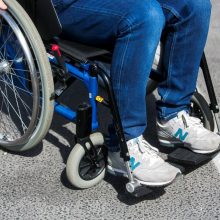 Seimas svarstys, ar leisti savivaldybėms finansuoti socialinę globą asmenims su sunkia negalia