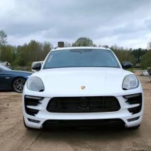 Vilniuje iš garažo pavogti BMW ir „Porsche“ automobiliai: savininkas prašo visuomenės pagalbos