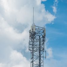 Vilniuje vyras užlipo ant mobiliojo ryšio operatoriaus bokšto: iškėlė Baltarusijos vėliavą