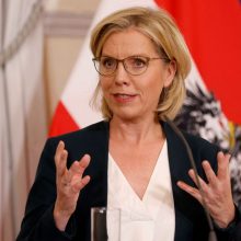Austrijos partija ketina paduoti ES aplinkos apsaugos įstatymui pritarusią ministrę į teismą