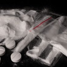 Klaipėdoje pas vyrus rasta galimai narkotikų: paimtas švirkštas, buteliukai su skysčiu, tabletės