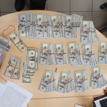 Muitininkai sulaikė Rusijos piliečio kontrabanda gabentus beveik 15 tūkst. JAV dolerių