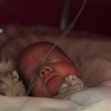 Policininko Luko šeimoje kūdikio gimimas tapo rimtu išbandymu: ankstukui stebuklą sukūrė kolegos