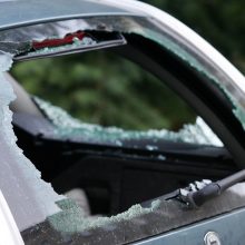 Siaubas Jurbarko rajone: vyras išdaužė automobilio stiklą ir griebėsi smurto prieš moterį