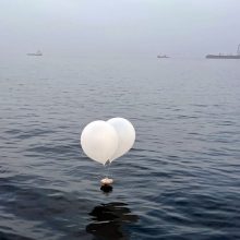 Po Kim Jong Uno sesers grasinimų Šiaurės Korėja vėl paleido balionų su šiukšlėmis 