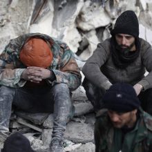 Siaubą išgyvenantys turkai širsta ant valdžios: jei žmonės nemirė po griuvėsiais, mirs nuo šalčio