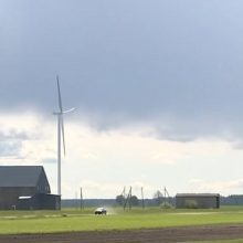 Dėl nuvirtusios vėjo jėgainės verda aistros: vietos gyventojai neslepia baimės