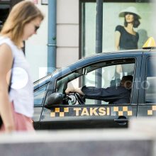 Komitetas: trečiųjų šalių vairuotojų taksi ir pavežėjų versle neliktų nuo 2025 metų