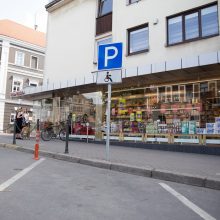 Seimas palengvino neįgaliuosius vežančių automobilių parkavimą