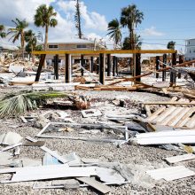 J. Bidenas vyksta į uraganą išgyvenusią Floridą – politinio oponento teritoriją