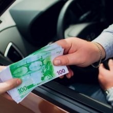 Girtumą pasitikrinti vengęs vairuotojas policininkams davė 300 eurų kyšį
