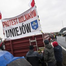 Protestuojantys lenkų ūkininkai leis daliai sunkvežimių važiuoti į Ukrainą