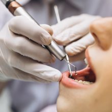 Odontologų rūmai vėl išduos licencijas odontologams ir burnos higienistams