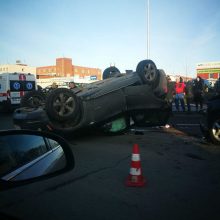 Po mašinų susidūrimo Klaipėdoje apsivertė BMW