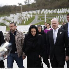 A. Jolie sugraudino Bosnijos karą išgyvenusių moterų pasakojimai apie prievartavimus