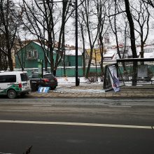 Vilniuje į viešojo transporto stotelę rėžėsi automobilis