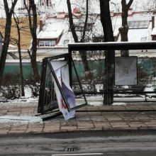 Vilniuje į viešojo transporto stotelę rėžėsi automobilis