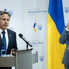 A. Blinkenas paskelbė apie naują daugiau nei 1 mlrd. dolerių karinę pagalbą Ukrainai