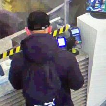 Policija ieško, kas atsiskaitė svetima banko kortele, ir turi klausimų šiam vyrui