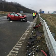 Kelyje Kaunas-Vilnius vilkikas rėžėsi į lengvąjį automobilį