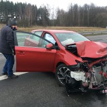 Kelyje Kaunas-Vilnius vilkikas rėžėsi į lengvąjį automobilį