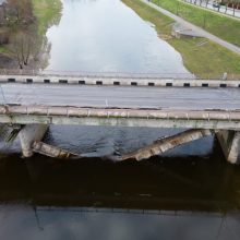 Kėdainiuose griuvęs tiltas per Nevėžį vėl uždarytas dėl saugos priemonių pažeidimo