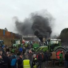 Prancūzijoje greitkelius užblokavę ūkininkai: taip, mes erziname, trukdome žmonėms!