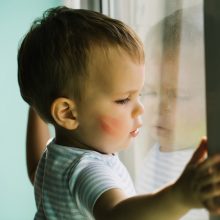 Prakalbo apie pavojus namuose: kada į duris gali pasibelsti vaiko teisių specialistai?