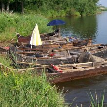 Populiarios: Nemunu leisis ir senovinės medinės irklinės valtys.
