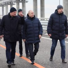 V. Putinas aplankė Krymo tiltą po spalį įvykusio sprogimo