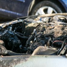 Kauno rajone degė automobilis: šalia jo rastas sužeistas vyras