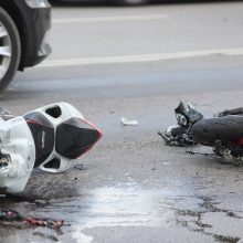 Marijampolėje – motociklo ir nepilnamečio vairuojamo automobilio avarija