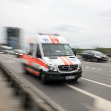 Magistraliniame kelyje apvirto automobilis: sužaloti žmonės išvežti į ligoninę
