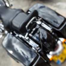 Marijampolėje – motociklo ir nepilnamečio vairuojamo automobilio avarija