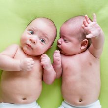 Pasaulis negali patikėti: 73-ejų moteris pagimdė dvynukes