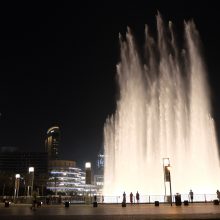 Menas: netoli „Burdj Kalifos“ kiekvieną vakarą dirbtiniame ežere skleidžiasi šokančių fontanų gėlės.