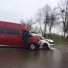 Kaune girta vairuotoja įvažiavo į autobusą