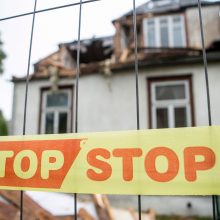 Žaliakalnyje nelegaliai griaunamas namas: sunkioji technika stogą nunešė akimirksniu