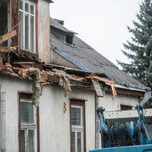 Žaliakalnyje nelegaliai griaunamas namas: sunkioji technika stogą nunešė akimirksniu