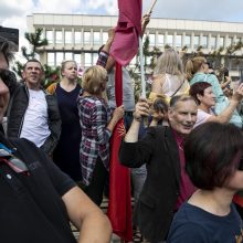 Protestuotojai blokavo Seimo kiemo vartus, teko sustiprinti apsaugą