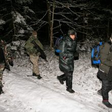 Latviai stos prieš teismą dėl neteisėto dešimties migrantų vežimo per Lietuvą