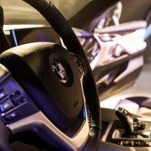 „BMW X6“ savininkas kreikėsi į policiją: savo automobilį rado be bamperio, žibintų